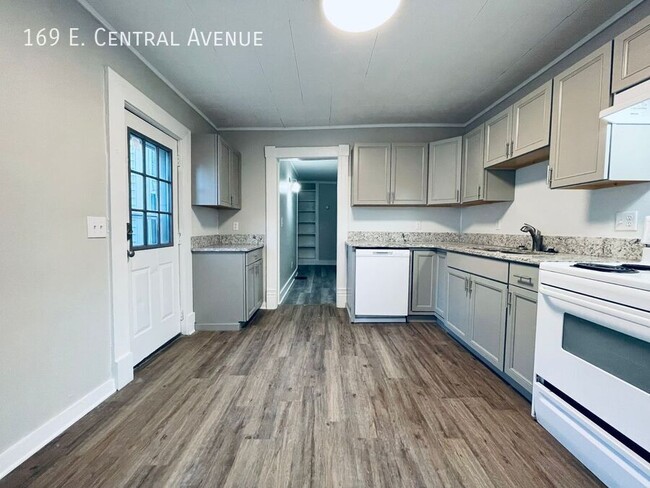 Building Photo - Newly Updated 2 Bedroom In Downtown Delaware!