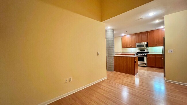 Building Photo - Large Contemporary 1bd 1ba - the Terraces ...