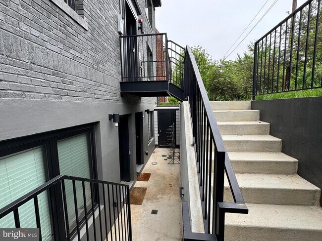 Foto del edificio - 2217 40th Pl NW