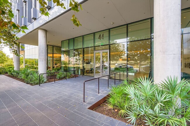 Foto del edificio - Gorgeous 30th Floor 2BD / 2BA Corner Sky R...