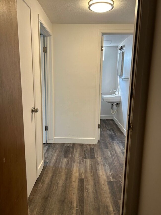 Building Photo - 418 Lola Ln