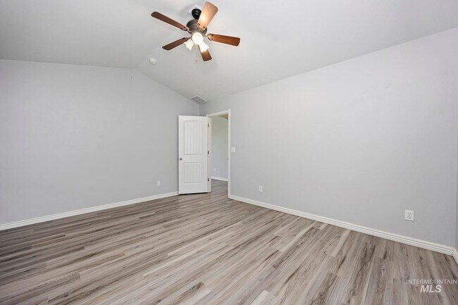 Foto del edificio - 1030 Caswell Ave W