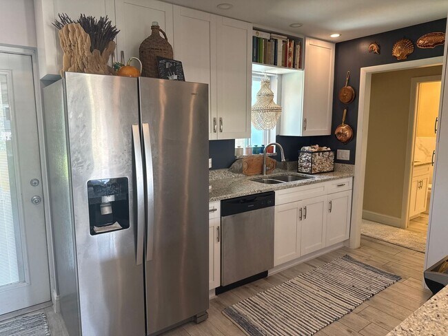 Foto del edificio - Renovated 3 Bed, 2 Bath Annual Rental in Naples Park