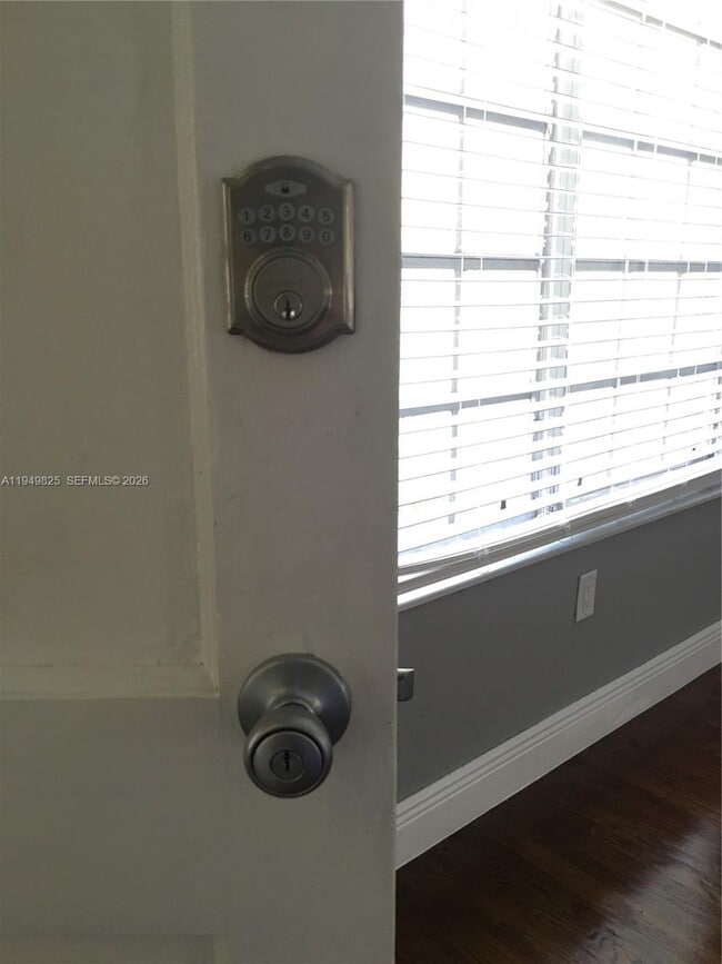 Foto del edificio - 661 SW 11th St