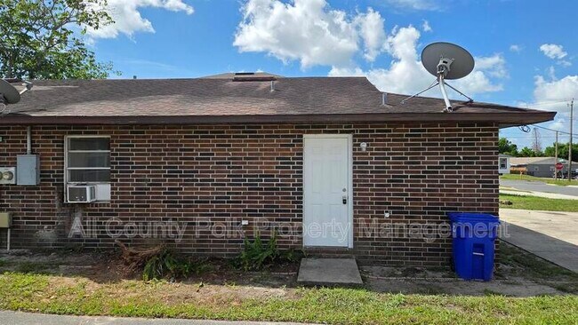 Foto del edificio - 522 Pinewood Ave