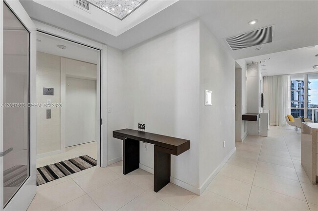 Foto del edificio - 15811 Collins Ave