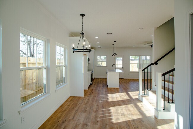 Dining area - 928 W Austin St