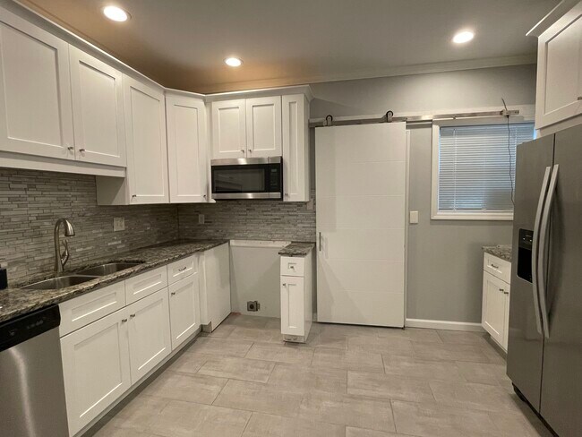 New kitchen with granite countertops. - 916 Coleman St SW House