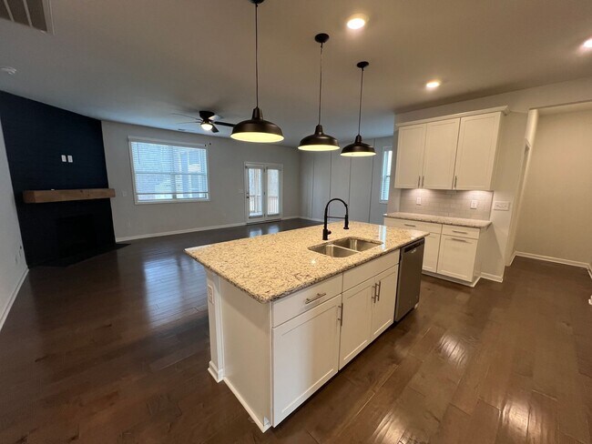 Building Photo - *1/2 Off First Month's Rent!* Gorgeous 4 B...