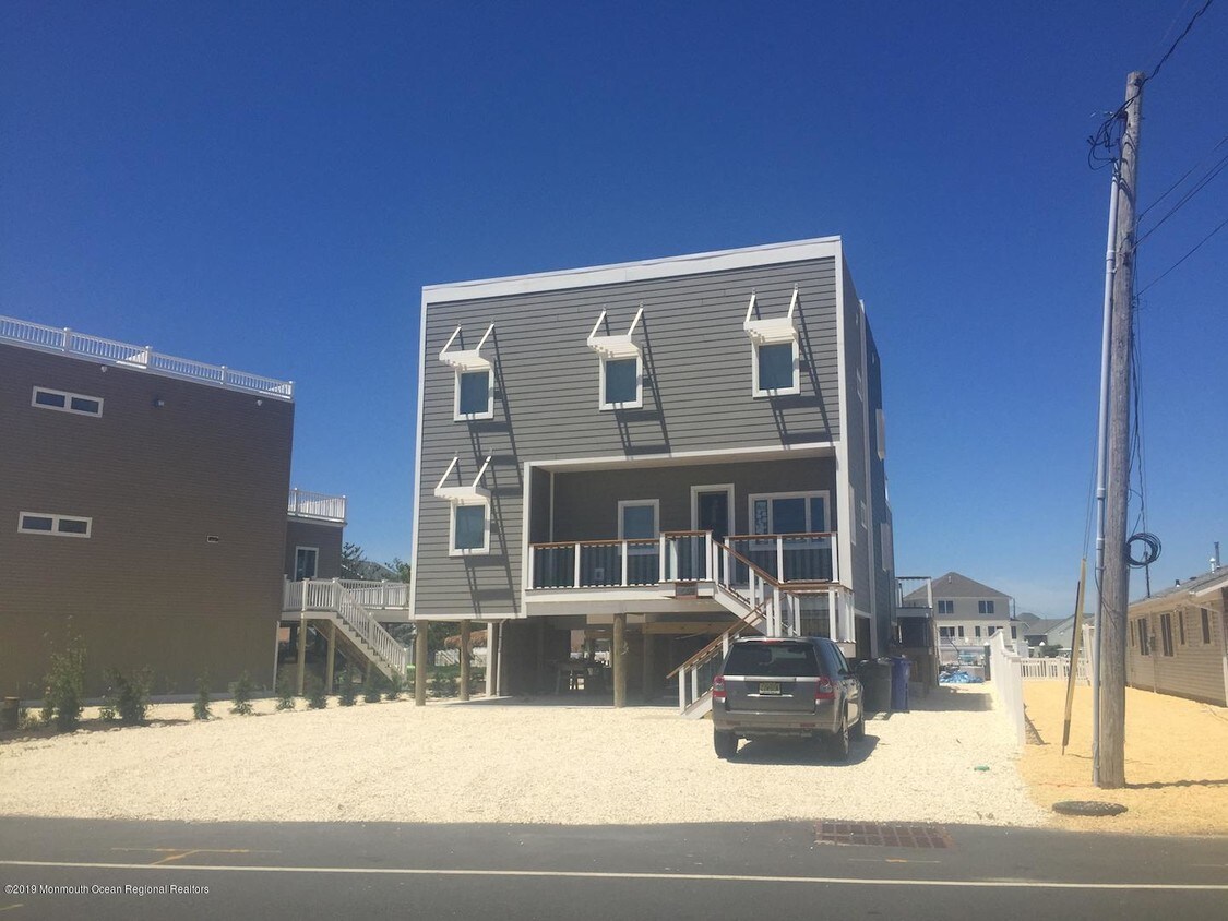 Primary Photo - 1639 Bay Blvd