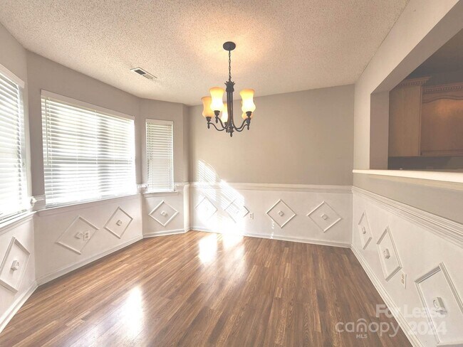Building Photo - 4021 Melrose Club Dr