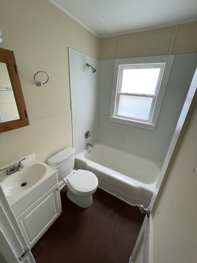 Building Photo - one bedroom one bath