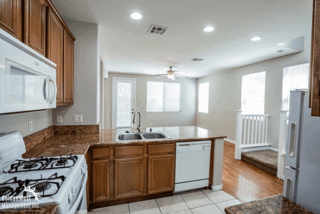 Foto del edificio - Beautiful 3Bdm 2.5Ba Two-Story Home with a...