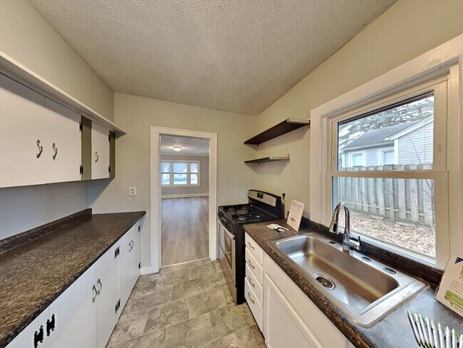 Foto del edificio - Bright 2 Bedroom, 1 Bathroom House in Robb...