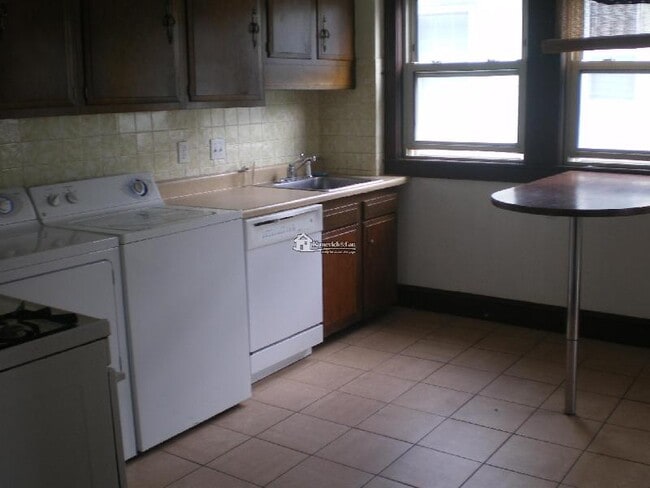 Building Photo - 61 Putnam St