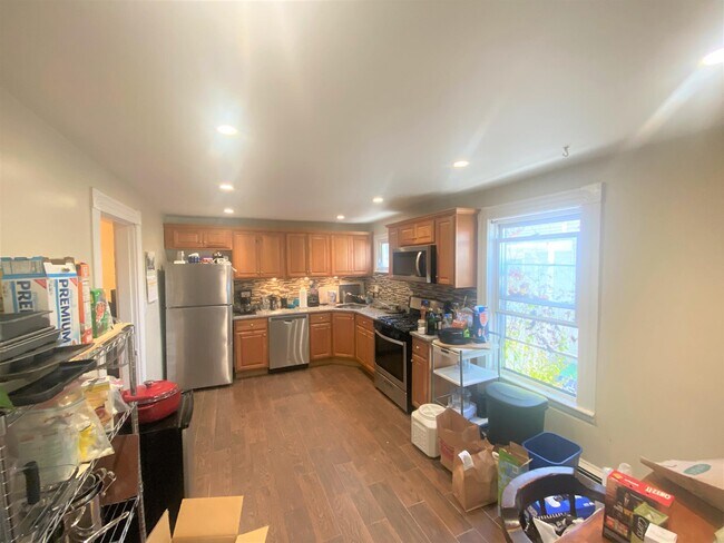 Foto del edificio - 243 Highland Ave