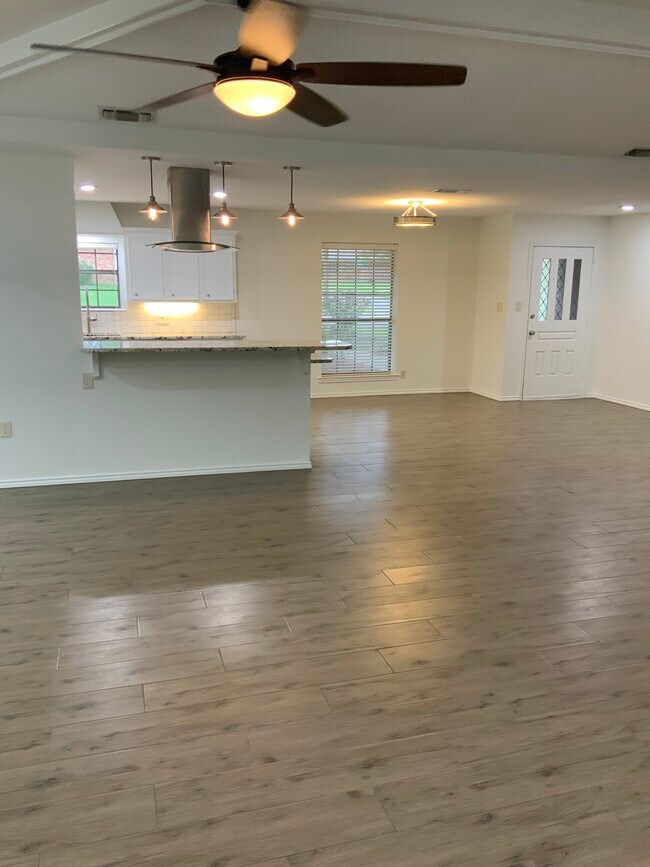 Building Photo - 2800 Shoreline Dr
