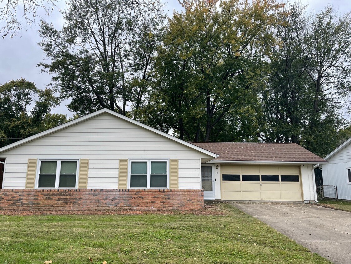 21 Churchill Dr, Chatham, IL 62629 House Rental in Chatham, IL