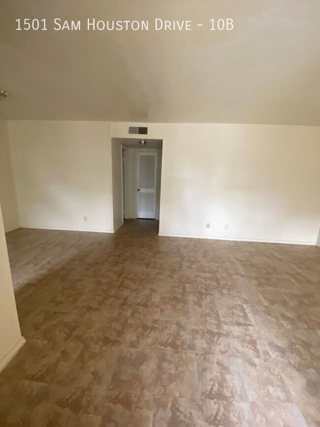 Building Photo - $299 moves you in