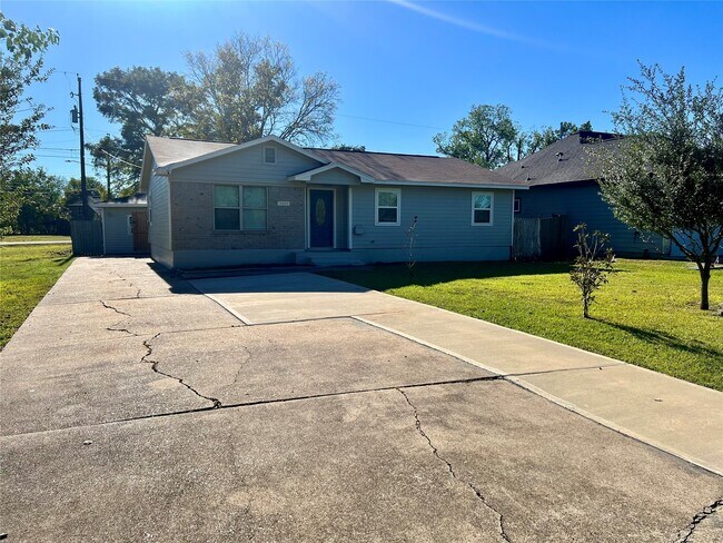 Foto del edificio - 3311 Crestmeadow Dr