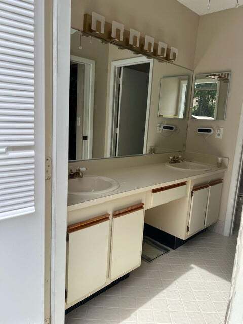 Foto principal - 5136 NW 49th Ave