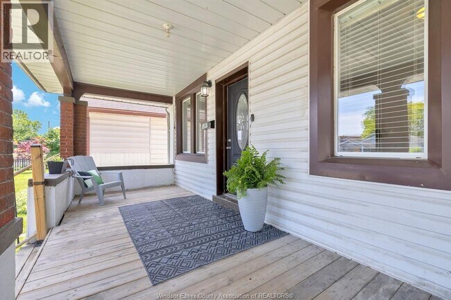 Photo du bâtiment - 1341 McKay Ave