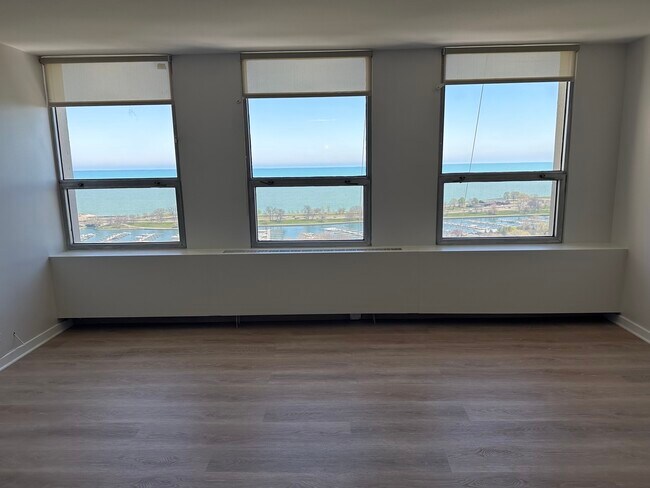 Foto del edificio - 2626 N Lakeview Ave