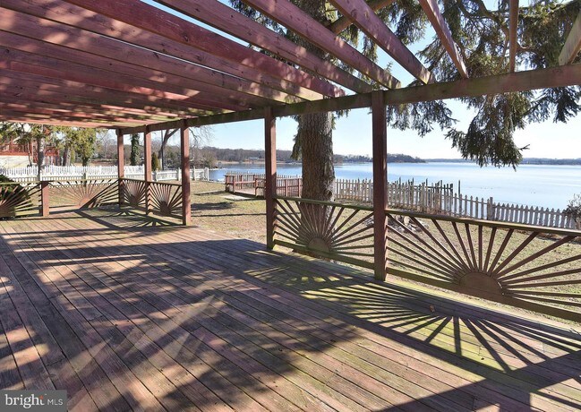 Building Photo - 645 Tebbston Dr
