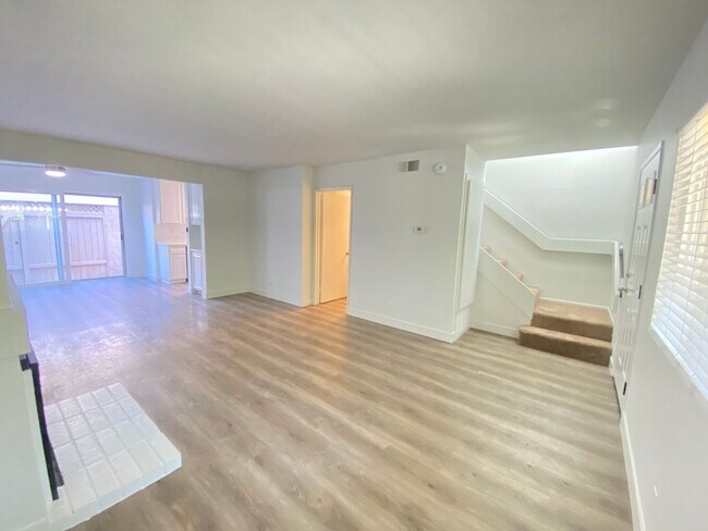 Building Photo - Beautiful 2 bed 2.5 Bath, Newport Beach