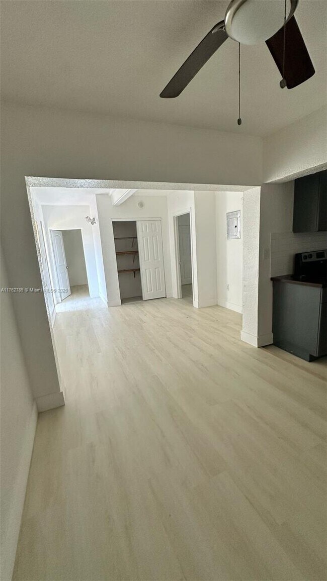 Building Photo - 2 bedroom in Dania FL 33004
