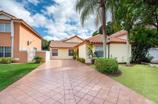Foto del edificio - 4725 NW 103rd Ct