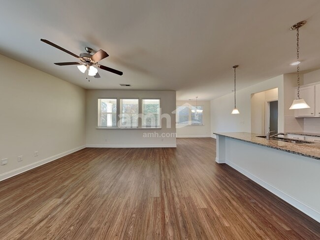 Building Photo - 245 Lake Vista Dr