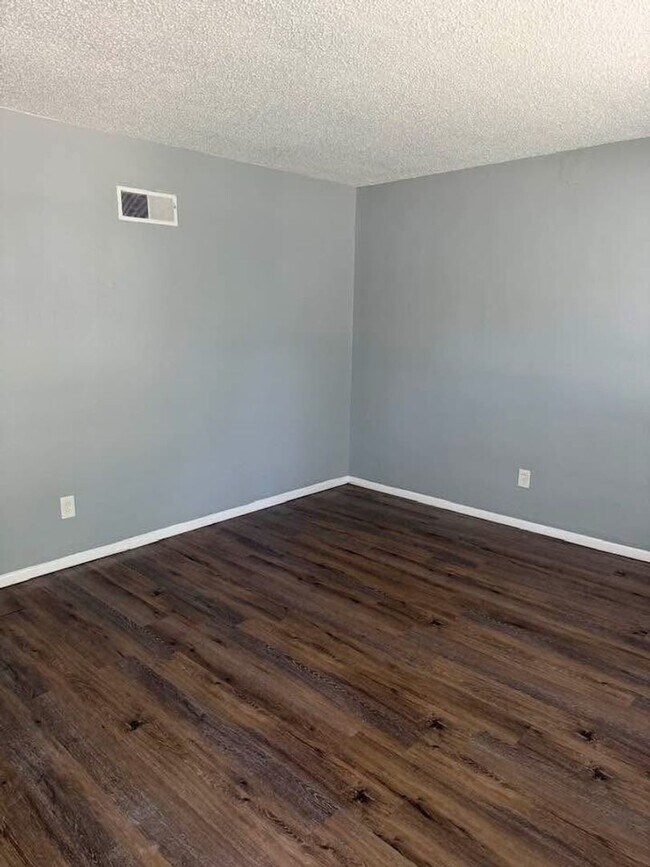 Building Photo - Move in ready