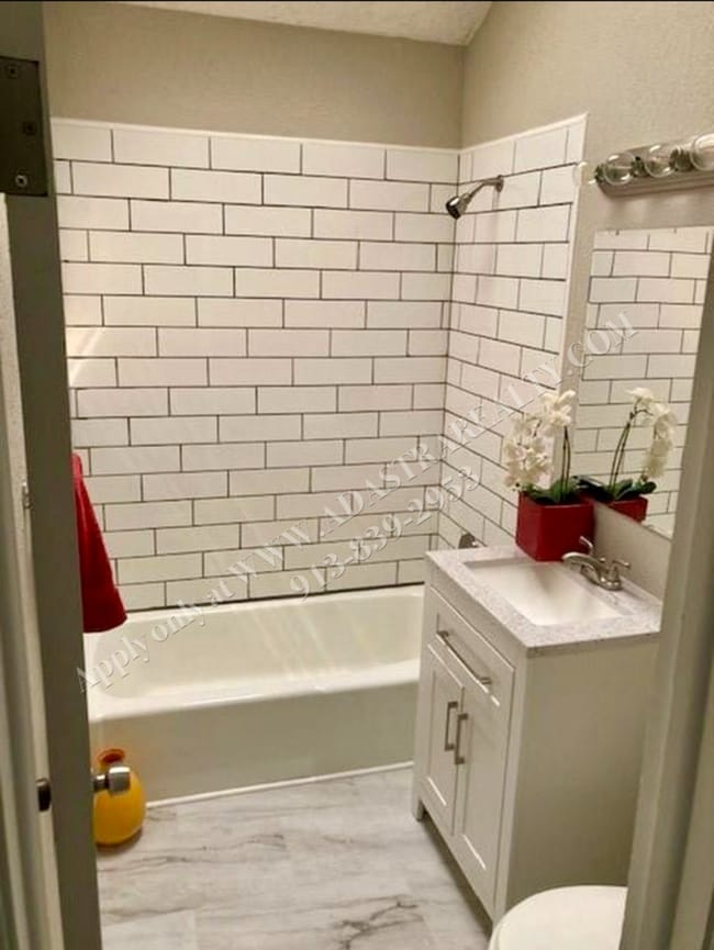 Building Photo - Beautiful Renovated 3 Bed 2.5 Bath Ranch i...