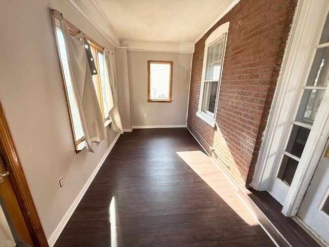Building Photo - Stunning 3-Bedroom Townhome in the Heart o...