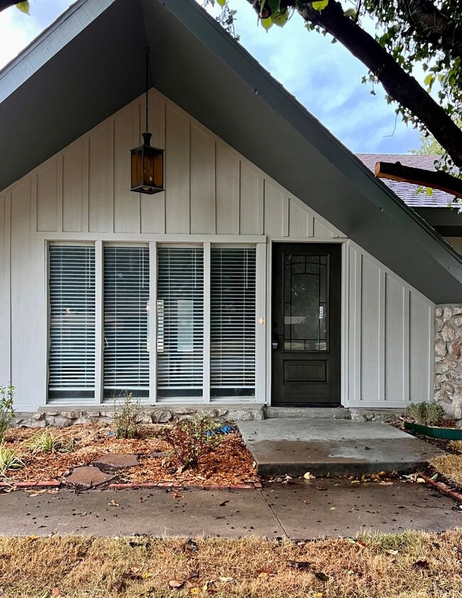 Building Photo - ***AVAILABLE NOW!!!***Newly Renovated Home...