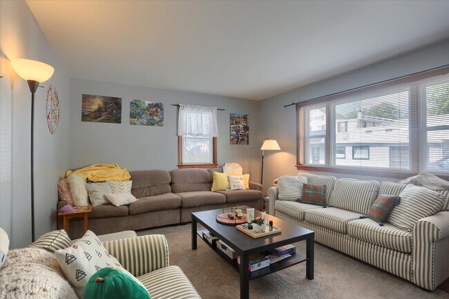 Building Photo - 28 E Willow St