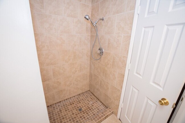 Building Photo - Spacious 3-Bedroom, 2-Bath Home with Centr...