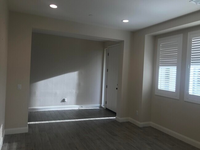 Foto del edificio - 458 S Saticoy Ave