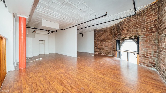 Building Photo - 3 br, 1 bath Apartment - 27 Arion Pl Unit 11L