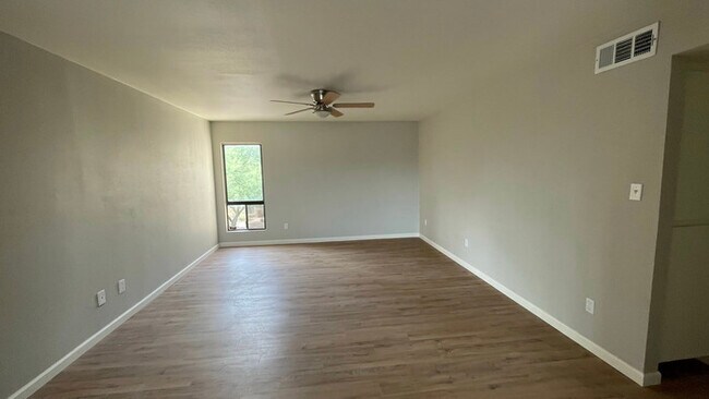 Building Photo - UTILITIES INCLUDED/Fully Remodeled 2/2.