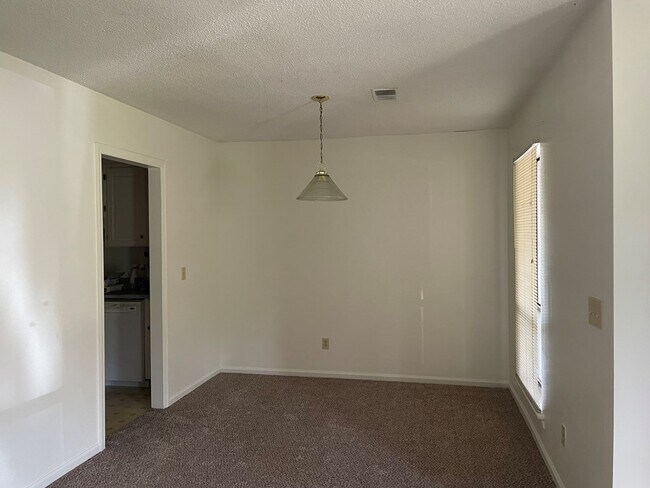 Building Photo - 632 Howlandville Rd