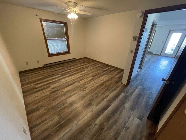 Building Photo - APPLICATION PENDING -- HUGE 1-Bedroom Apar...
