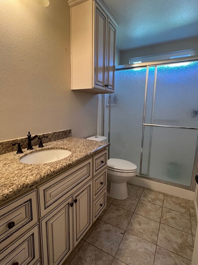 Building Photo - Nicely updated Valencia model home in Leis...