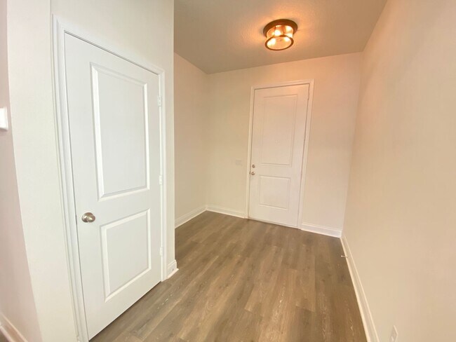 Building Photo - Stunning 4B/3B, Custom Features, Amazing l...