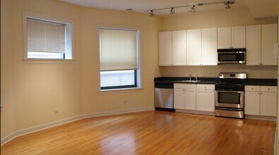 Building Photo - 4715 N Sheridan Rd