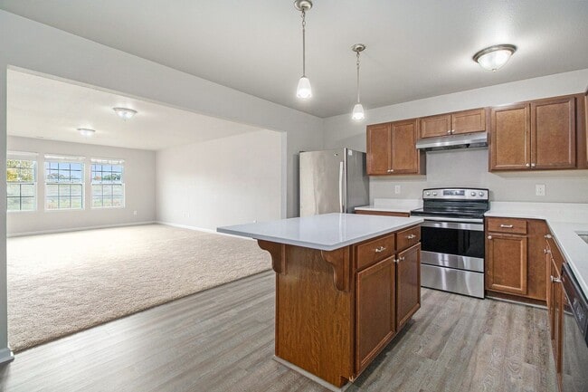 Building Photo - Immediate Occupancy Available!