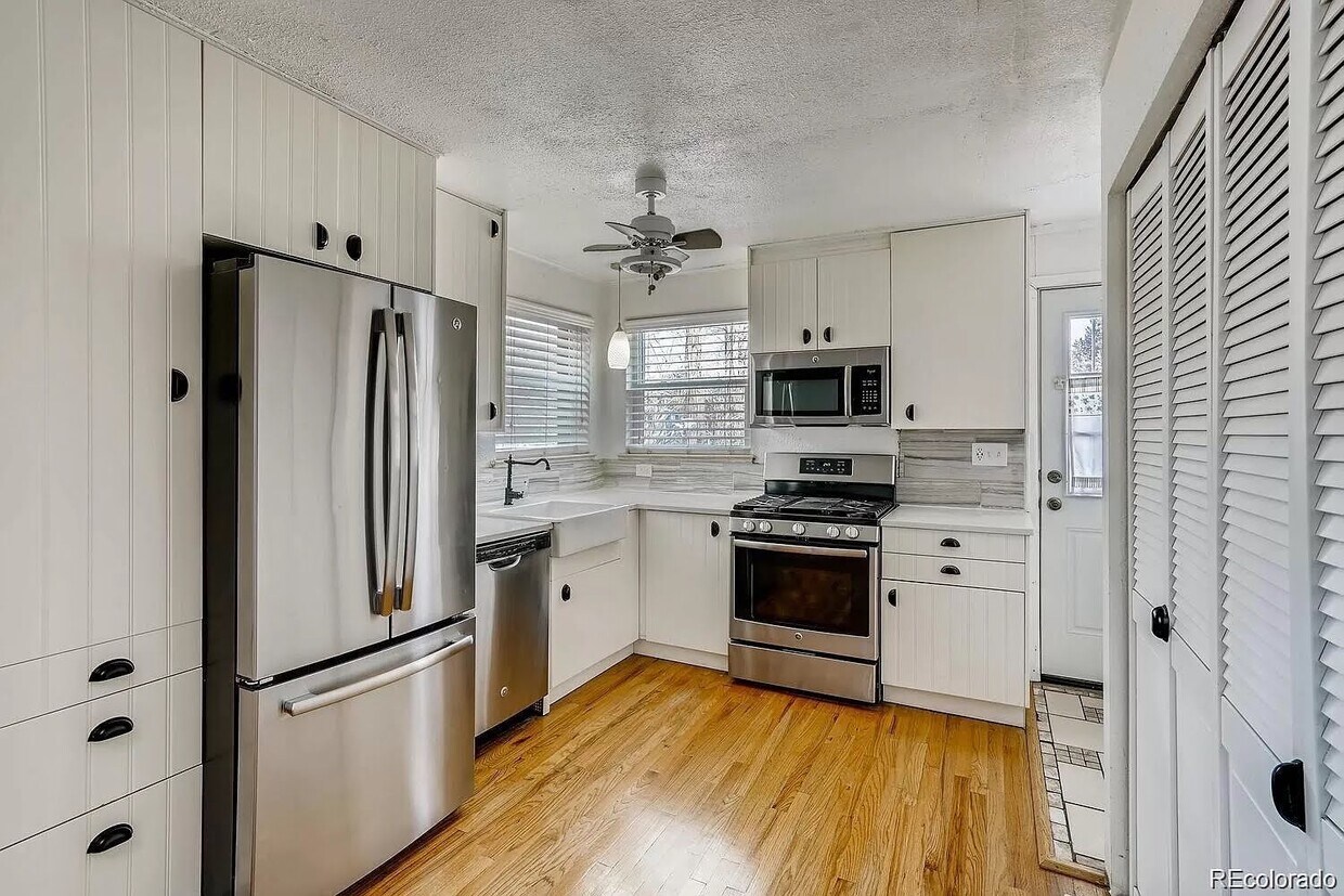 Fully furnished and stocked kitchen. - 1132 S Zenobia St