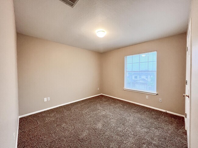 Building Photo - 21915 Goldcrest Run