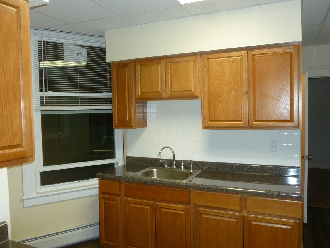 Primary Photo - 77 Center St
